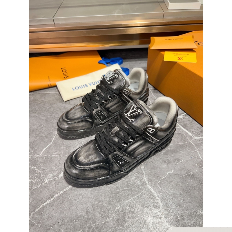 l**is V*t*n sneakers